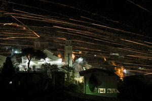 Χίος: Αναβίωσε και φέτος το έθιμο του ρουκετοπόλεμου – Μοναδικό θέαμα από τη «μάχη» των δύο εκκλησιών