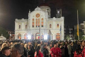 Ηράκλειο: Σε κλίμα βαθιάς κατάνυξης η περιφορά των Επιταφίων στο κέντρο της πόλης (φωτό & video)