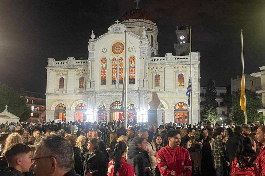 Ηράκλειο: Σε κλίμα βαθιάς κατάνυξης η περιφορά των Επιταφίων στο κέντρο της πόλης (φωτό & video)