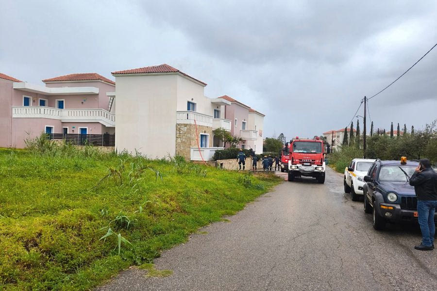 Χανιά: Κεραυνός προκάλεσε φωτιά σε σκεπή ξενοδοχείου
