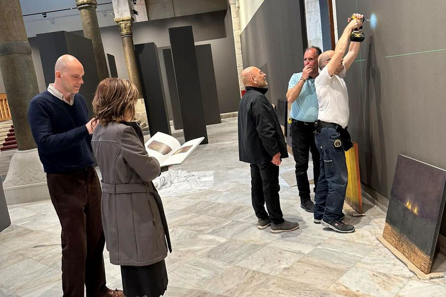 Προετοιμασίες για τη νέα έκθεση του Χρήστου Μποκόρου στην Βασιλική του Αγίου Μάρκου