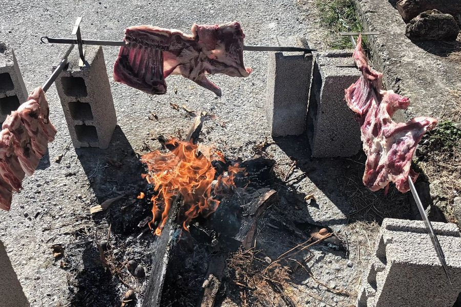 Πήραν … φωτιά τα κάρβουνα – Στο διαδίκτυο πριν το τραπέζι τα αντικριστά των Κρητικών