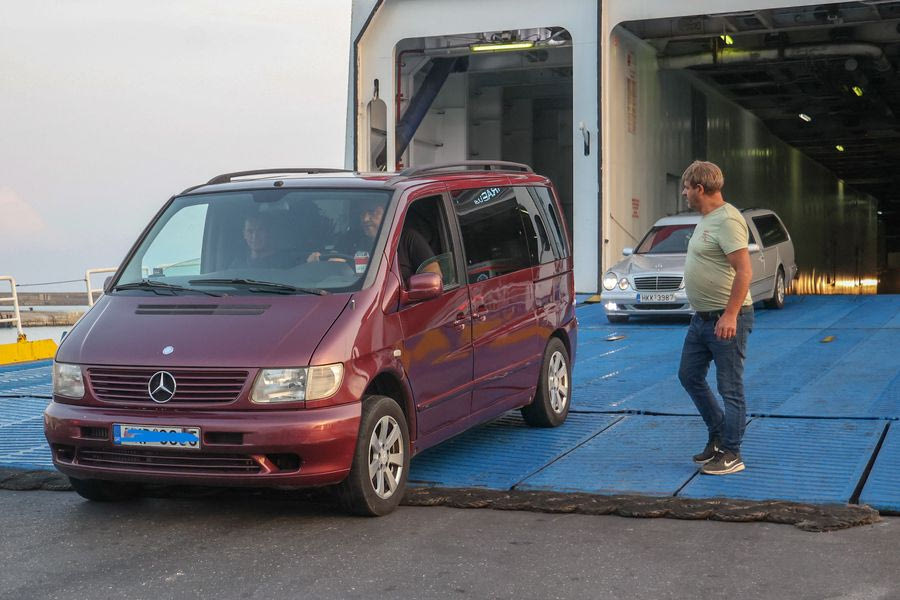 Παραμένουν εγκλωβισμένα φορτηγά και ΙΧ σε πλοίο στο Λιμάνι του Ηρακλείου