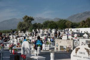 Πάσχα των νεκρών στην Κρήτη – Δύο κόσμοι ενώνονται στα νεκροταφεία