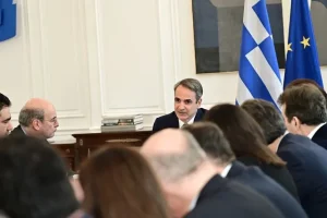 Στο υπουργικό συμβούλιο της Δευτέρας τα μέτρα για τις τιμές αγαθών και το “καλάθι του νοικοκυριού”