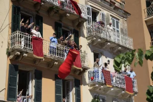 Κέρκυρα: Επεσαν και φέτος οι μπότηδες – Εικόνες και βίντεο από το εντυπωσιακό έθιμο