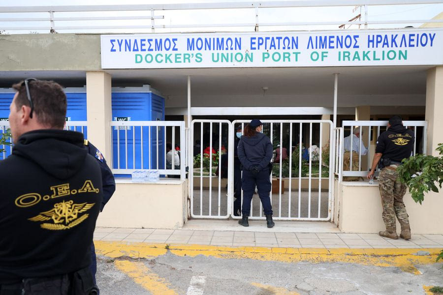 Ηράκλειο: «Yγειονομική βόμβα» o χώρος κράτησης των μεταναστών