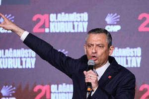 Τουρκία: Επανεξελέγη πρόεδρος του CHP o Οζέλ – Καλεί τον Ερντογάν σε πρόωρες εκλογές