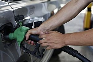 Καύσιμα: Έρχονται μειώσεις έως και 5 λεπτά στο λίτρο μέχρι την Τετάρτη