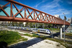 Συρμός του προαστιακού συγκρούστηκε με φορτηγό στην Χαλκίδα