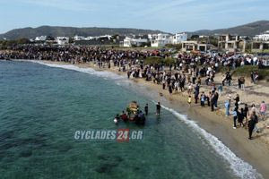 Καστράκι Νάξου: Με συγκίνηση και δέος η περιφορά του Επιταφίου μέσα στη θάλασσα (vid)