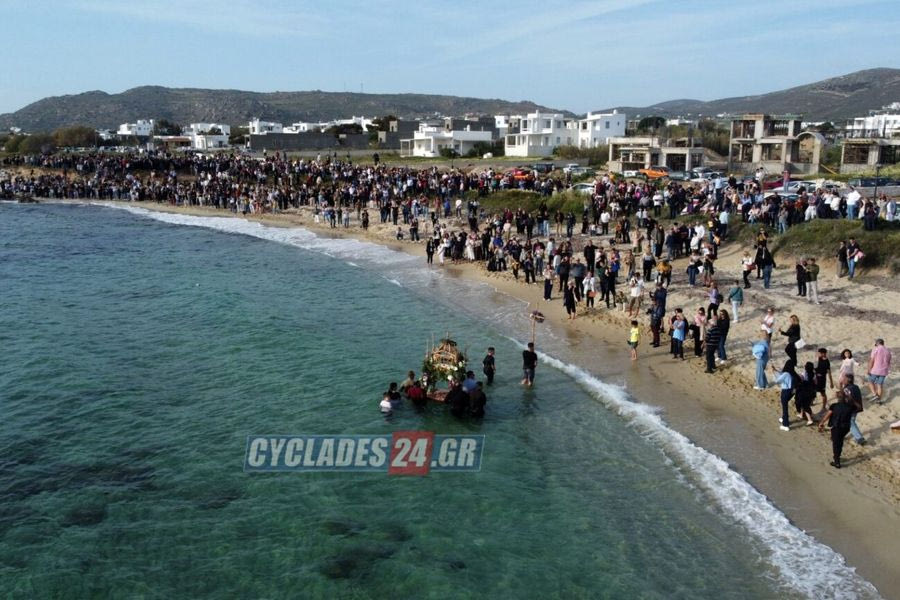Καστράκι Νάξου: Με συγκίνηση και δέος η περιφορά του Επιταφίου μέσα στη θάλασσα (vid)