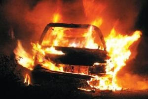 Ασπρόπυργος: Οδηγός κάηκε ζωντανός στο αυτοκίνητό του