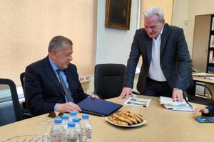 Ο υφυπουργός και τα… λυχναράκια!