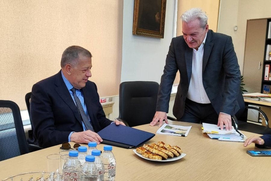 Ο υφυπουργός και τα… λυχναράκια!