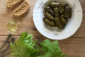 Φτιάχνουμε τα ντολμαδάκια της Μεγάλης Πέμπτης με αμπελόφυλλα