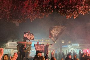 Έξαλλοι πανηγυρισμοί στο κέντρο του Ηρακλείου για τη μεγάλη πρόκριση του ΟΦΗ