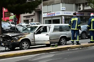 Νεκροφόρα τυλίχτηκε στις φλόγες εν κινήσει στη Συγγρού