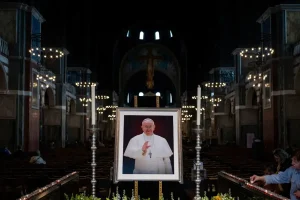 Πάπας Φραγκίσκος: «Θέλω να ταφώ μέσα στο χώμα, σε απλό τάφο» λέει στη διαθήκη του ο ποντίφικας