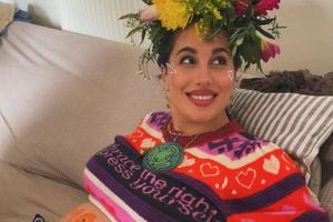 Παυλίνα Βουλγαράκη: Το αλά hippie πάρτι με λουλούδια και body painting λίγο πριν γεννήσει