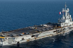 Στο Λιμάνι της Σούδας το γαλλικό αεροπλανοφόρο Σαρλ Ντε Γκωλ