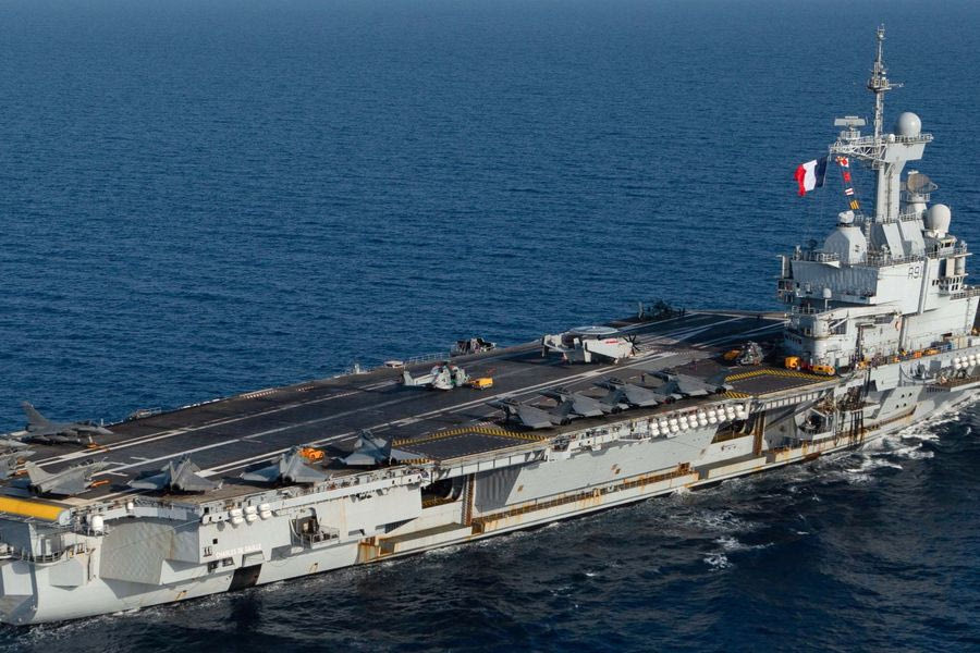 Ανοιχτά του Πειραιά αγκυροβόλησε το Γαλλικό αεροπλανοφόρο Charles De Gaulle -Δείτε βίντεο
