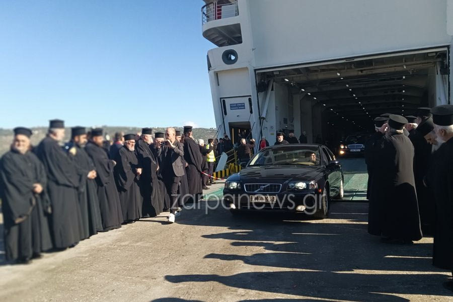 Έφτασε στα Χανιά το σκήνωμα του Μητροπολίτη Δαμασκηνού – Με πομπή η μεταφορά του στη Μητρόπολη