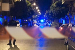 Νεκρός άνδρας με τραύματα από πυροβολισμούς μέσα σε αυτοκίνητο