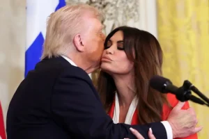 Έτοιμη η Κίμπερλι Γκίλφοϊλ «να ενισχύσει τους δεσμούς Ελλάδας και ΗΠΑ»: Η μανία για τη νέα πρέσβη και το μήνυμα Μητσοτάκη