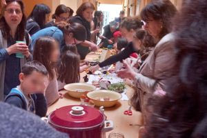 Μικροί και μεγάλοι στη στοά «Νίκου Γιανναδάκη» για την βαφή αυγών