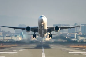 Το τσιγάρο στην πίστα του αεροδρομίου τους έβαλε σε… μπελάδες