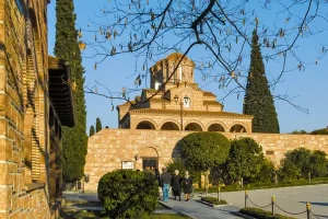 Καλόγριες έδιωξαν 12χρονη από τον τάφο του Αγίου Παϊσίου επειδή φορούσε παντελόνι