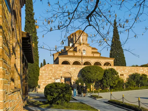 Καλόγριες έδιωξαν 12χρονη από τον τάφο του Αγίου Παϊσίου επειδή φορούσε παντελόνι