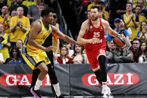 Αλμπα – Ολυμπιακός 92-100: Με «καυτό» Πίτερς επέστρεψε στις νίκες και στην κορυφή της Ευρωλίγκα