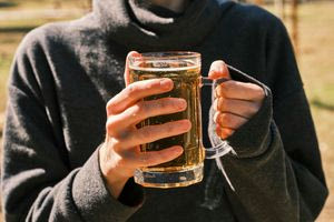 Οι Κρητικοί πίνουν από το Γυμνάσιο – Τι λέει ο ψυχίατρος Μανόλης Δολαψάκης