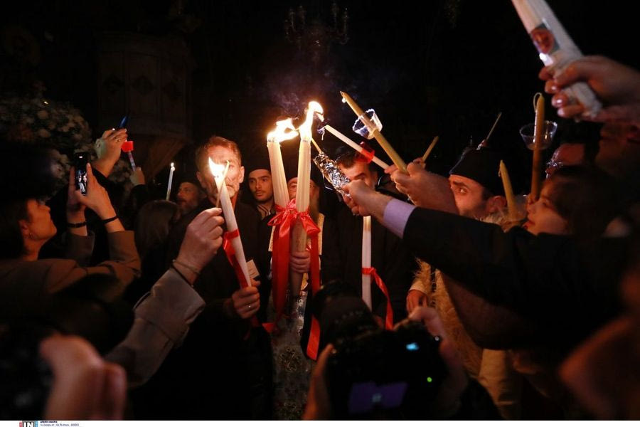 Γιατί κρατάμε στην Ανάσταση λευκή λαμπάδα;