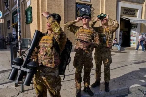 Προσκύνημα στον Πάπα: Το ειδικό όπλο που κουβαλούν Ιταλοί στρατιώτες – Βίντεο