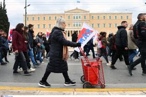 Χιλιάδες εργαζόμενοι στην απεργιακή κινητοποίηση στην Αθήνα (φωτογραφίες)