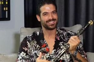 Άρης Μουγκοπέτρος: «Πες την αλήθεια για την κροτίδα» – Τι ζητά από τον φίλο του