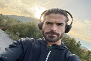 Μάρτυρες λένε ότι o Άρης Μουγκοπέτρος κρατούσε την κροτίδα που έσκασε στο χέρι του – Ποινική δίωξη σε βάρος του μουσικού