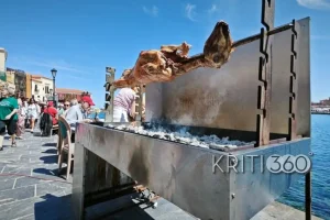 Χανιά: Βγήκαν οι σούβλες στο Ενετικό Λιμάνι – Δίπλα στη θάλασσα ψήνουν τον οβελία τουρίστες και κάτοικοι