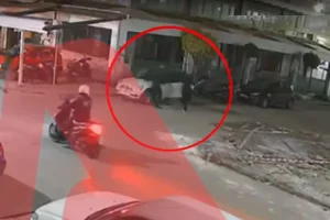 Βίντεο από τη στιγμή που 27χρονος απειλεί με όπλο αστυνομικούς στο Περιστέρι