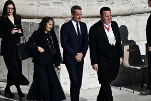 Στην κηδεία του Πάπα Φραγκίσκου ο Κυριάκος Μητσοτάκης και η σύζυγός του Μαρέβα