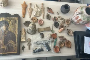 Διευθυντικό στέλεχος δημόσιας υπηρεσίας στο κύκλωμα αρχαιοκαπήλων