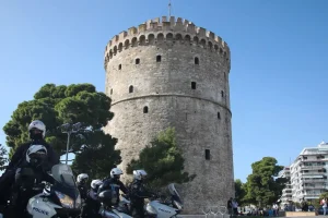 Θεσσαλονίκη: Ανάγκαζαν 17χρονο να διακινεί ναρκωτικά και πλαστά χαρτονομίσματα