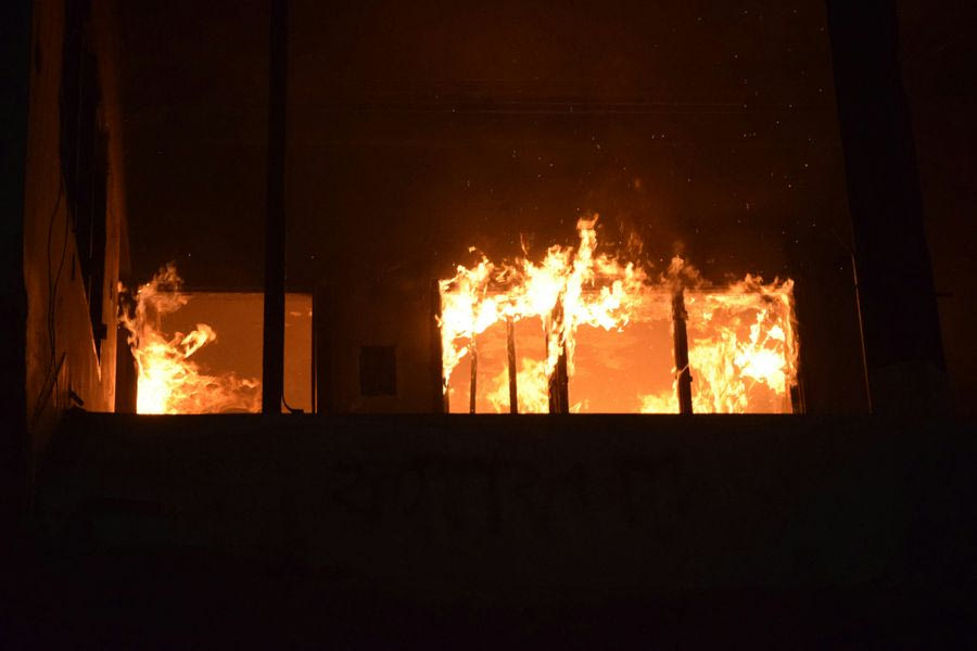 Φωτιά… μυστήριο σε αποθήκη στο Ηράκλειο – Εμπρησμό βλέπουν οι αρχές