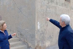 Στο μικροσκόπιο   οι ρηγματώσεις των Βουτών – Σε εξέλιξη το φαινόμενο που “ανοίγει” σπίτια, δρόμους και πλατείες