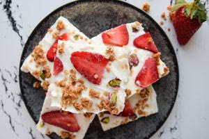 Υγιεινές μπάρες παγωτό με γιαούρτι και φρούτα – Εύκολη συνταγή