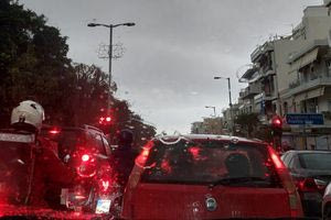 Άνοιξαν οι ουρανοί στο Ηράκλειο – Απεγκλωβισμοί οδηγών στα Χανιά