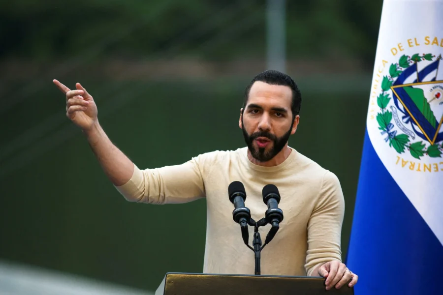 Μετανάστευση: Ο πρόεδρος του Σαλβαδόρ Μπουκέλε προτείνει «ανταλλαγή κρατουμένων» στη Βενεζουέλα